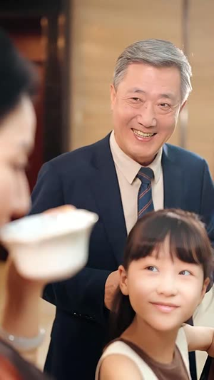 萌宝告状，农民工爹地是战神&萌宝告状农民工爹地是战神 (60集) 网盘在线观看