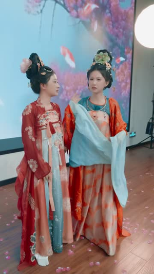 穿越护卫非要认我当主人(60 集) 穿越护卫非要认我当主人(60 集)看到大结局